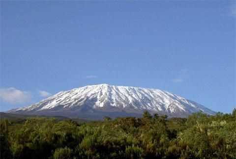 位于赤道附近的“雪山”是　　 a．珠穆朗玛峰 b．阿尔卑斯山 c．乞力马扎罗山 d．富士山